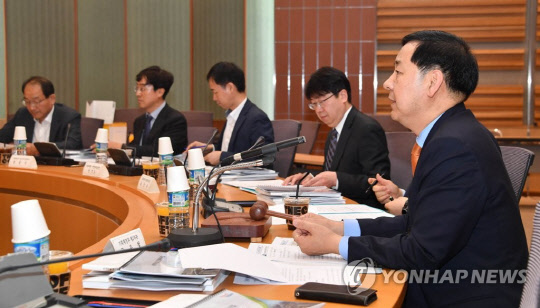 정부가  공공기관의 투자 집행을 독려하고 있다. 사진은 기재부가 민간투자사업심의위원회 회의를 하는 모습.
